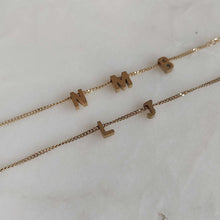 Afbeelding in Gallery-weergave laden, Armbandjes customized lettertjes