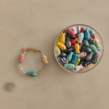 Afbeelding in Gallery-weergave laden, Armbandje pareltjes met visjes
