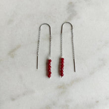 Afbeelding in Gallery-weergave laden, Oorbellen doortrekkers bordeaux pareltjes
