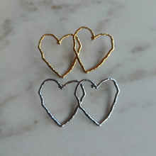 Afbeelding in Gallery-weergave laden, Oorbellen hartjes big hoops
