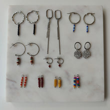 Afbeelding in Gallery-weergave laden, Set oorbellen: mix &amp; match 6 paar hoops + 10 paar bedeltjes
