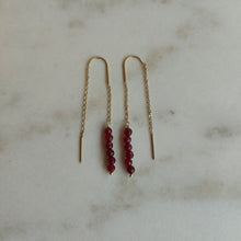 Afbeelding in Gallery-weergave laden, Oorbellen doortrekkers bordeaux pareltjes
