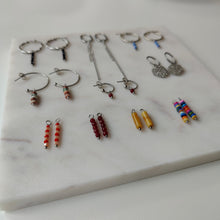 Afbeelding in Gallery-weergave laden, Set oorbellen: mix &amp; match 6 paar hoops + 10 paar bedeltjes
